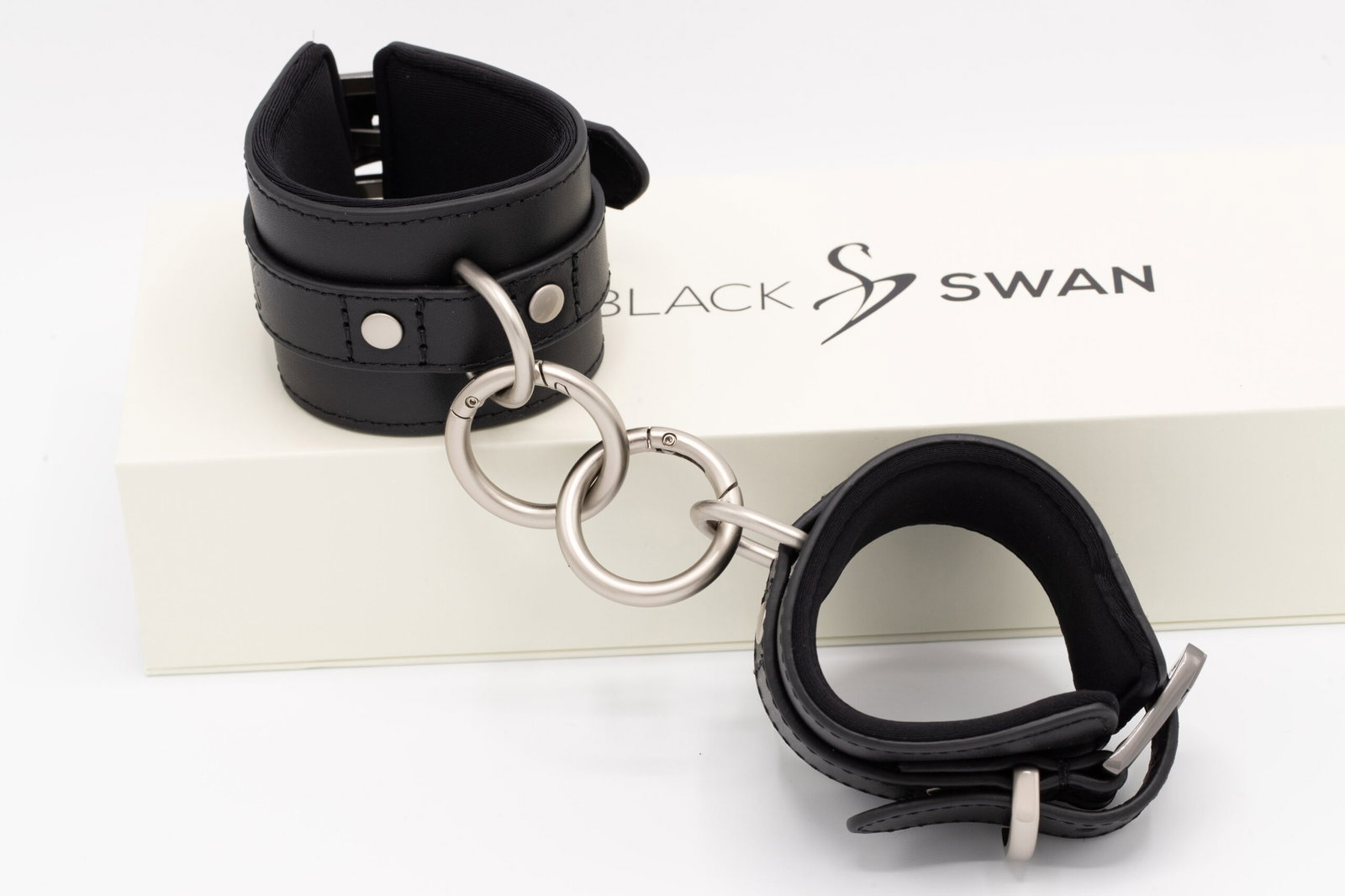 Black Swan Handfessel Black Passion – Bild 3