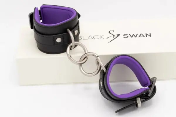 Black Swan Handfessel Black Purple – Bild 3