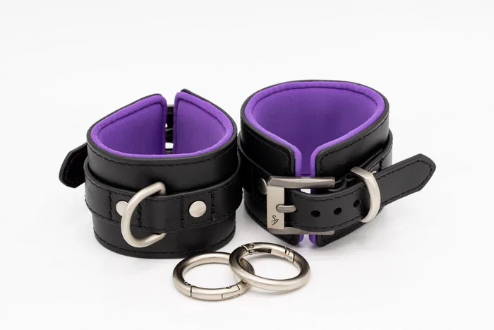 Black Swan Handfessel Black Purple
